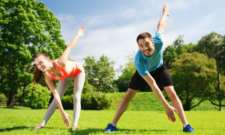 英超再出名画面：铁头功不敌金刚肘！ 加布：你干嘛呢？练铁头功吗？还假装受伤了呀？